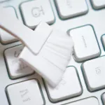 Jak wyczyścić klawiaturę w laptopie?