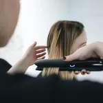 Prostownica do włosów – element obecny w każdym salonie fryzjerskim